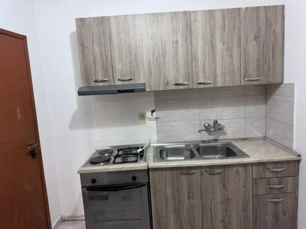 Tirane, jepet me qera apartament 1+1 Kati 1, 65 m² 350 € (LAPRAKE)