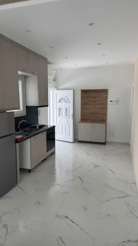 Tirane, jepet me qera apartament 1+1 Kati 0, 50 m² 500 € (Rruga 5 Maji mbas concord center)