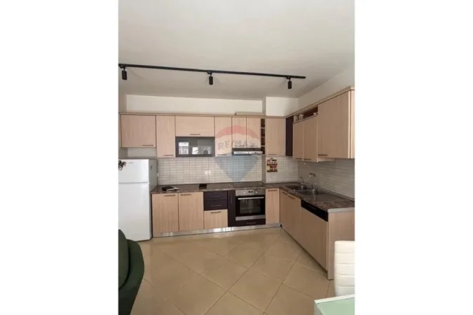 Tirane, jepet me qera apartament 2+1 , 100 m² 850 € (Kompleksi Delijorgji)
