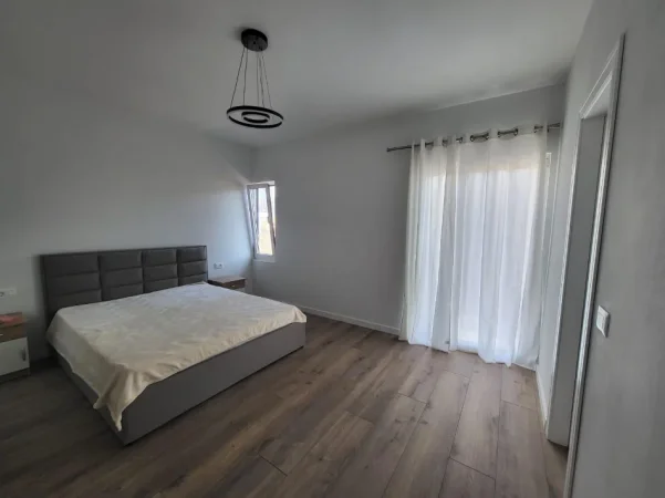 Tirane, jepet me qera apartament 1+1 Kati 4, 60 m² 500 € (ish parku i autobusave , globe)