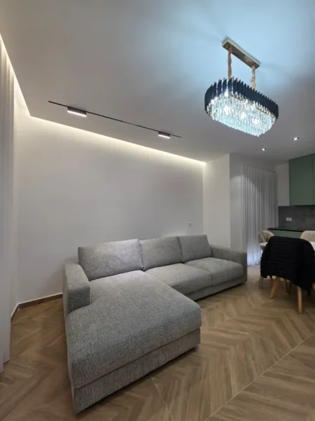 Tirane, jepet me qera apartament 1+1 Kati 2, 600 € (Astir)