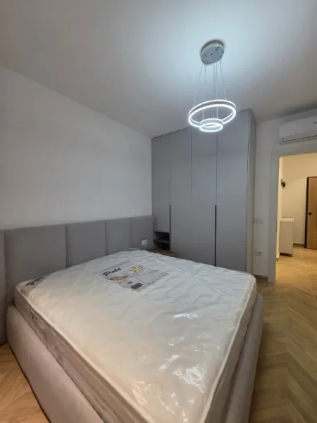 Tirane, jepet me qera apartament 1+1 Kati 2, 600 € (Astir)