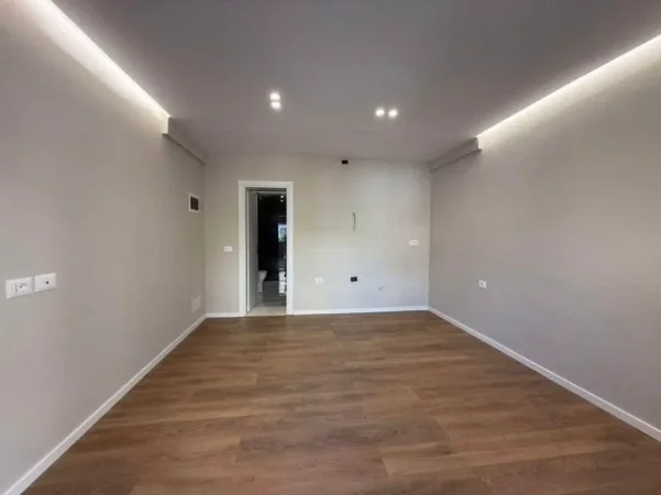 Tirane, jepet me qera zyre Kati 0, 39 m² 410 € (liceu artistik)