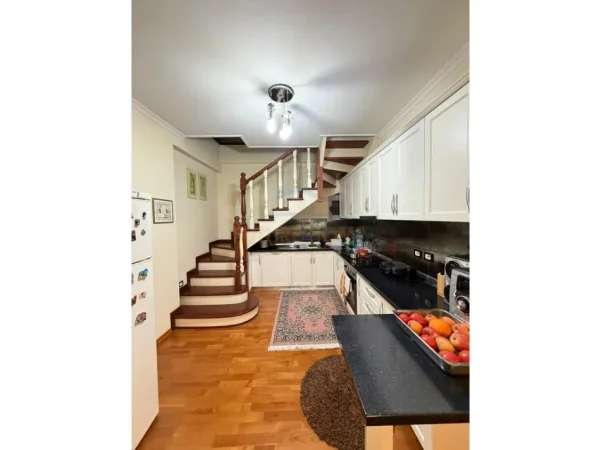 Tirane, shitet apartament Dublex , 139 m² 190.000 € (Misto Mame)