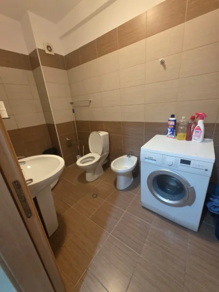 Tirane, jepet me qera 1+1+Ballkon , 65 m² 350 € (Nela6)
