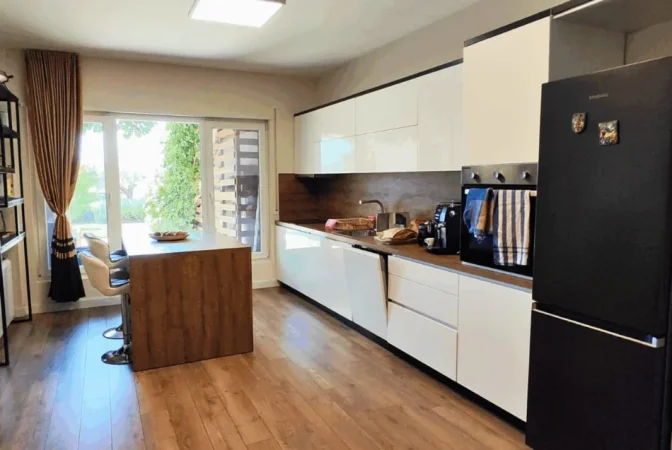 Tirane, shitet Vile 3 Katshe Kati 4, 550 m² 596.000 € 