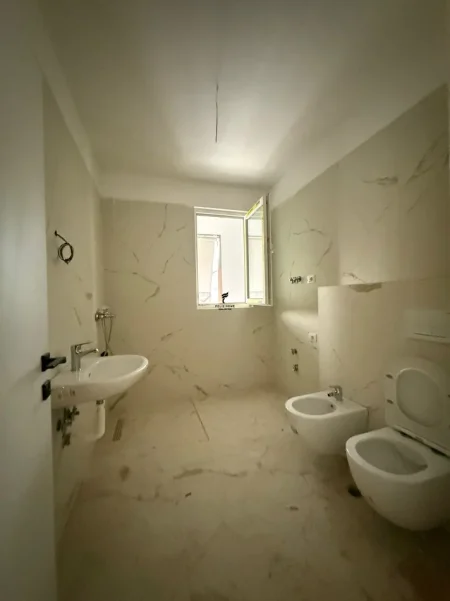 Tirane, shitet apartament 1+1 Kati 10, 64 m² 120.000 € (5 MAJI)