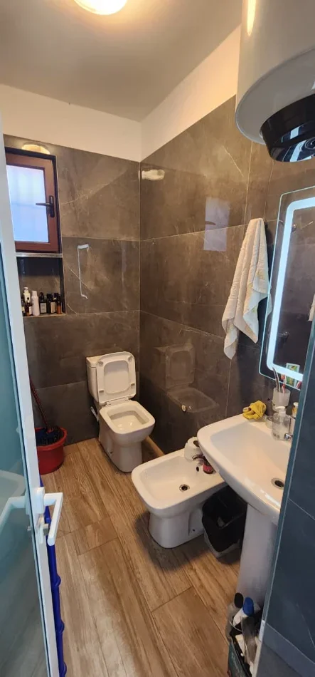 Tirane, jepet me qera apartament 1+1 Kati 3, 65 m² 450 € 