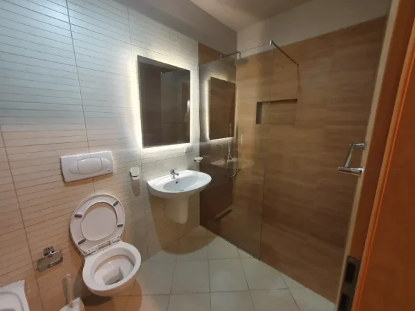 Tirane, jepet me qera apartament 1+1+Ballkon Kati 2, 66 m² 550 € (Kompleksi Kontakt)