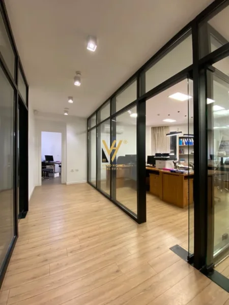 Tirane, jepet me qera zyre Kati 1, 317 m² 4.200 € (RRUGA E BARRIKADAVE)
