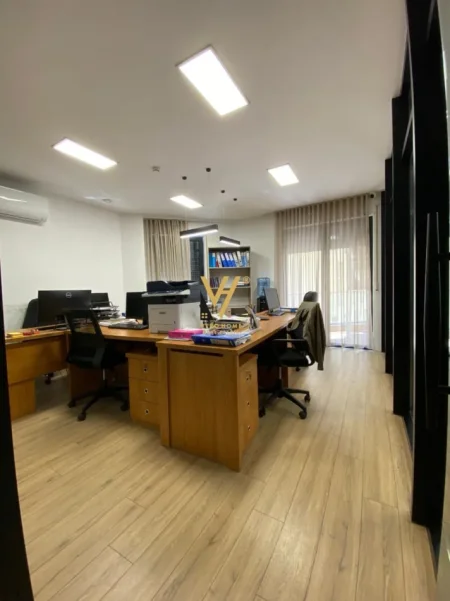 Tirane, jepet me qera zyre Kati 1, 317 m² 4.200 € (RRUGA E BARRIKADAVE)
