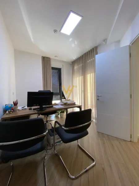 Tirane, jepet me qera zyre Kati 1, 317 m² 4.200 € (RRUGA E BARRIKADAVE)