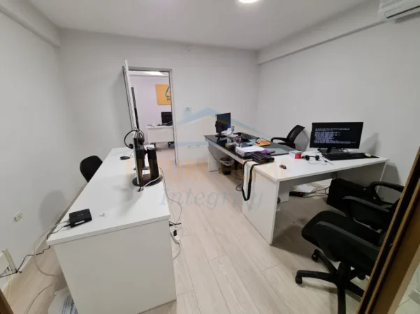 Tirane, jepet me qera ambjent biznesi Kati 1, 123 m² 850 € (Blloku)