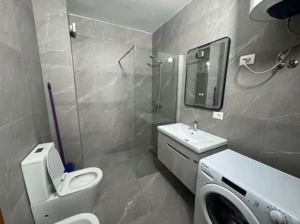 Tirane, jepet me qera apartament 2+1+Ballkon Kati 5, 94 m² 600 € (Rruga e Kavajes)