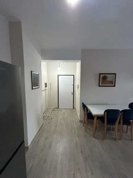 Jepet me qera Super apartament 1+1+Ballkon Kati 2, 85 m² 550 mije leke (Xhamllik te Shkolla Niket Dardani)