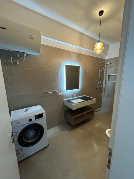 Jepet me qera Super apartament 1+1+Ballkon Kati 2, 85 m² 550 mije leke (Xhamllik te Shkolla Niket Dardani)