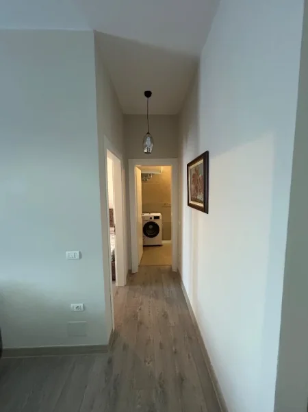 Jepet me qera Super apartament 1+1+Ballkon Kati 2, 85 m² 550 mije leke (Xhamllik te Shkolla Niket Dardani)