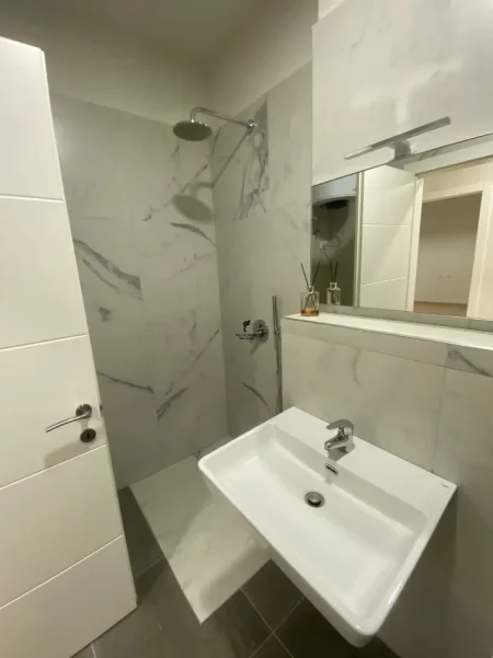 Tirane, jepet me qera zyre Kati 2, 93 m² 1.000 € (RRUGA E KOSOVAREVE)