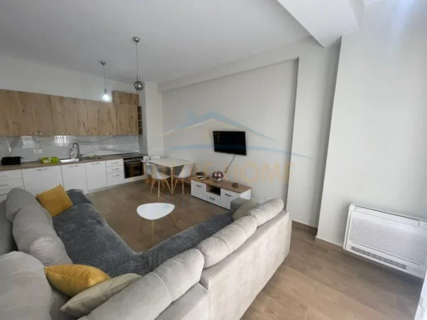 Tirane, jepet me qera apartament 1+1+Post Parkim  Kati 7, 70 m² 700 € (Shkolla e Kuqe, Pazari i Ri)