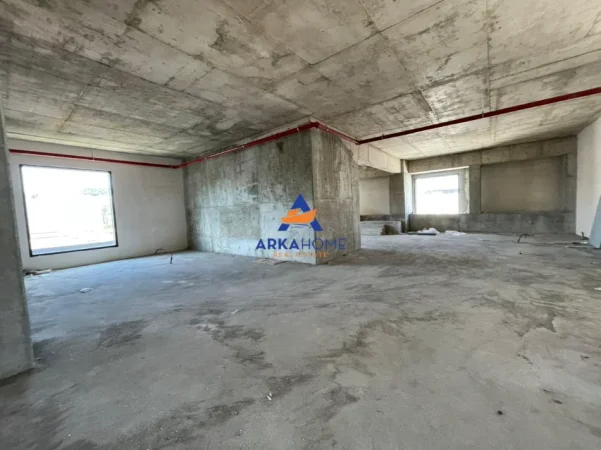 Tirane, jepet me qera ambjent biznesi Kati 2, 830 m² 16.000 € 
