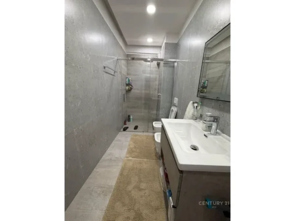 Tirane, jepet me qera apartament 2+1 Kati 8, 106 m² 1.000 € (ish parku)
