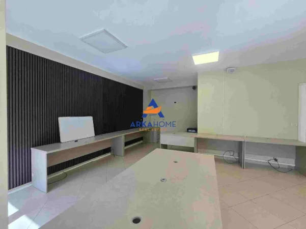 Tirane, jepet me qera ambjent biznesi Kati 3, 140 m² 1.000 € 