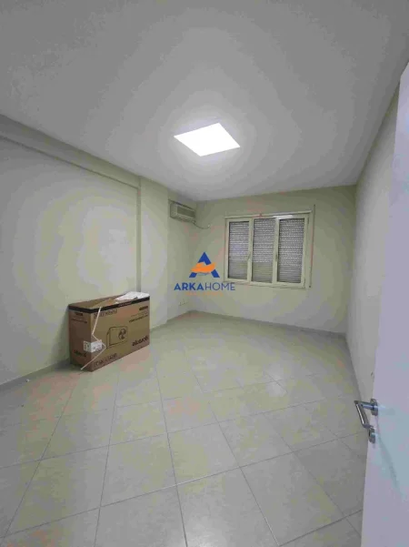 Tirane, jepet me qera ambjent biznesi Kati 3, 140 m² 1.000 € 
