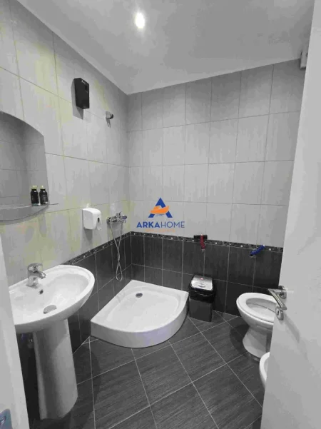 Tirane, jepet me qera ambjent biznesi Kati 3, 140 m² 1.000 € 