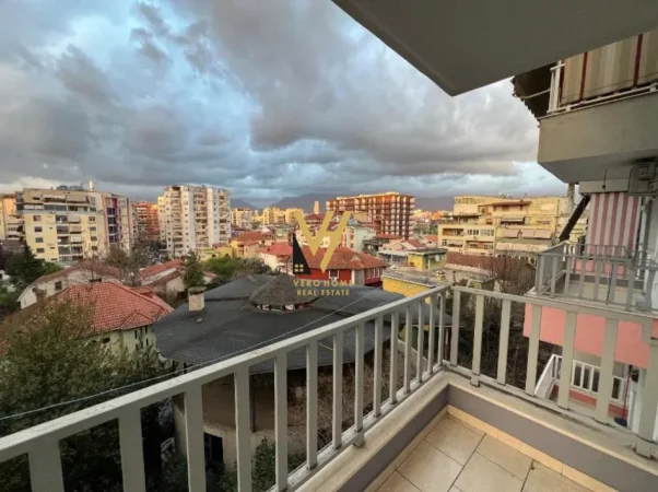 Tirane, jepet me qera apartament 2+1+Ballkon Kati 4, 86 m² 686 € (KOMUNA E PARISIT)