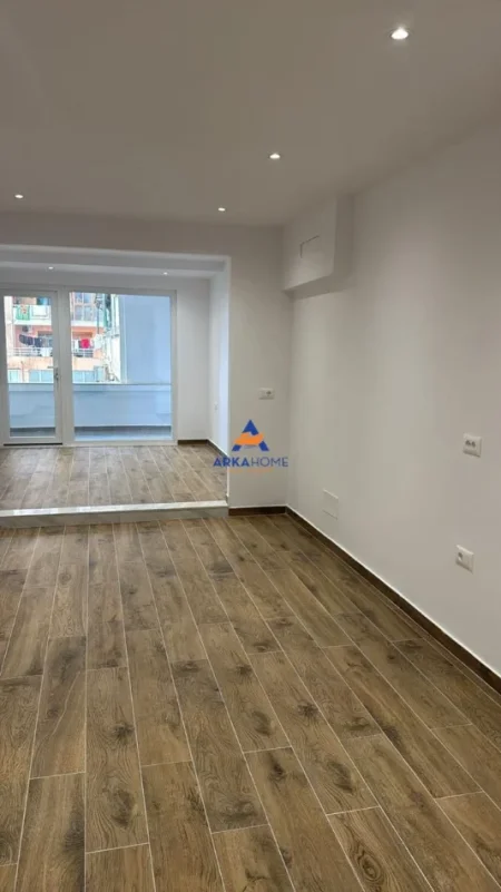 Tirane, jepet me qera ambjent biznesi Kati 2, 60 m² 800 € 