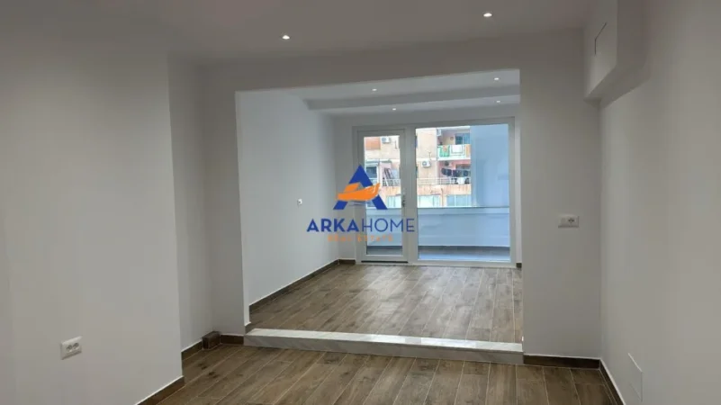 Tirane, jepet me qera ambjent biznesi Kati 2, 60 m² 800 € 
