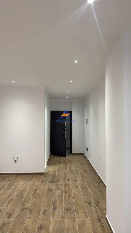 Tirane, jepet me qera ambjent biznesi Kati 2, 60 m² 800 € 