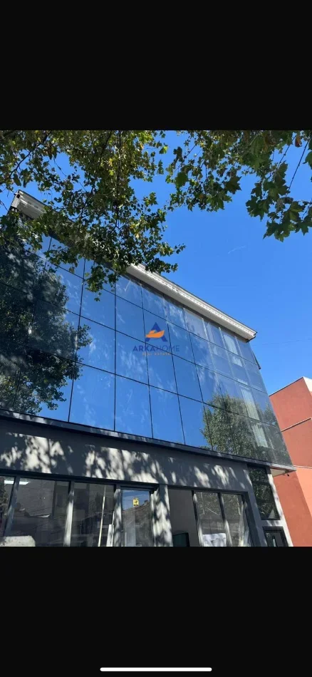 Tirane, jepet me qera ambjent biznesi Kati 2, 185 m² 2.000 € 
