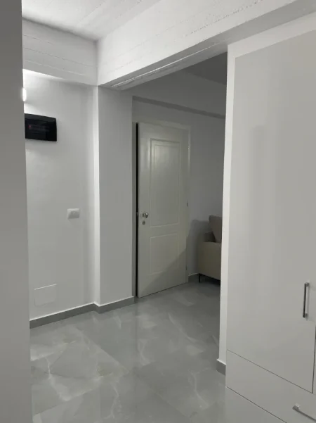 Tirane, jepet me qera apartament 1+1 Kati 1, 57 m² 420 € (Rruga Veli Dedi)