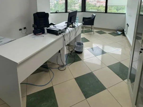 Tirane, jepet me qera zyre Kati 6, 115 m² 3.000 € (BLLOKU)