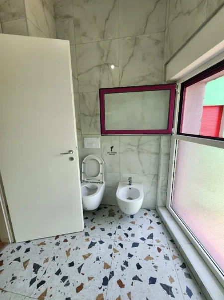 Tirane, jepet me qera garsonier 1+1 Kati 0, 40 m² 360 € (ALI DEMI)