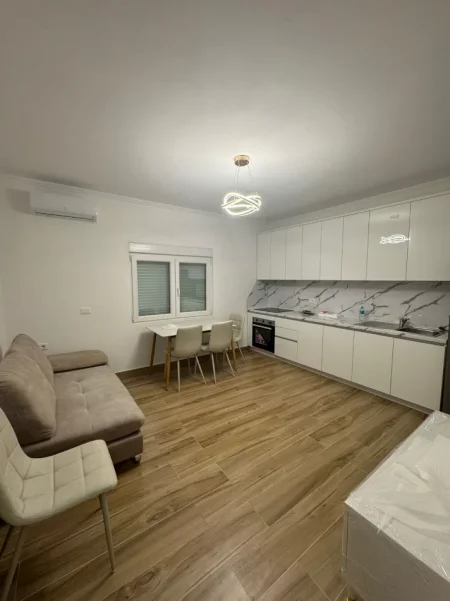 Jepet me qera apartament 1+1 , 450 € ne SHKOZE