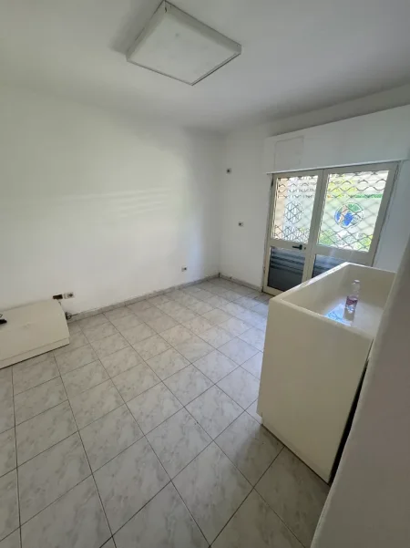 Tirane, shes zyre Kati 1, 37 m² 135.000 € (Rr. Myslym Shyri prane Gjykates se Rrethit)
