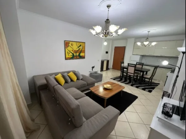 Tirane, jepet me qera apartament 2+1 Kati 4, 86 m² 650 € (KOMUNA E PARISIT)