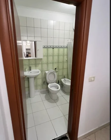 Tirane, jepet me qera apartament 2+1 Kati 4, 86 m² 650 € (KOMUNA E PARISIT)