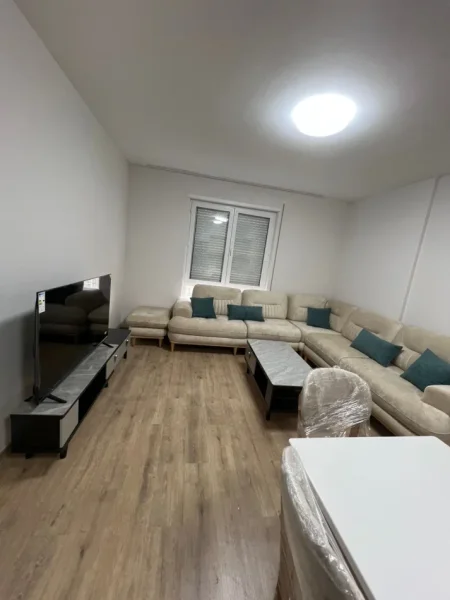 Tirane, jepet me qera apartament 2+1 Kati 1, 105 m² 550 € (Univers city)