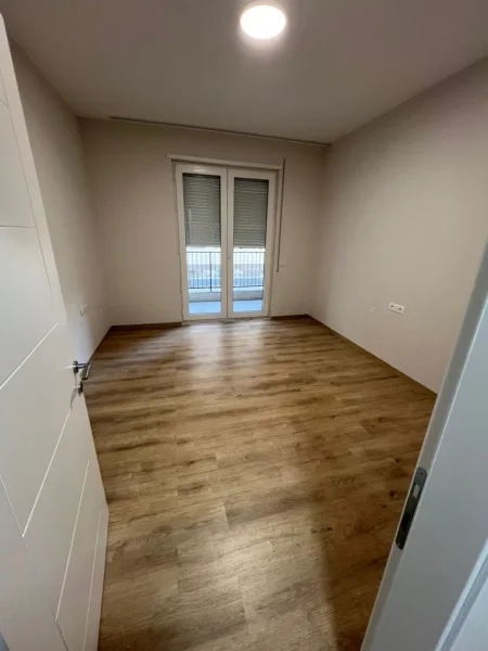 Tirane, jepet me qera apartament 2+1 Kati 1, 105 m² 550 € (Univers city)