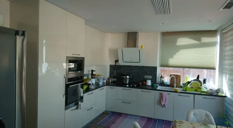 Tirane, jepet me qera apartament 4+1 Kati 5, 180 m² 1.800 € (LIQENI I THATE)