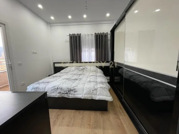 Tirane, jepet me qera apartament 2+1 Kati 12, 90 m² 700 € (Komuna E Parisit)