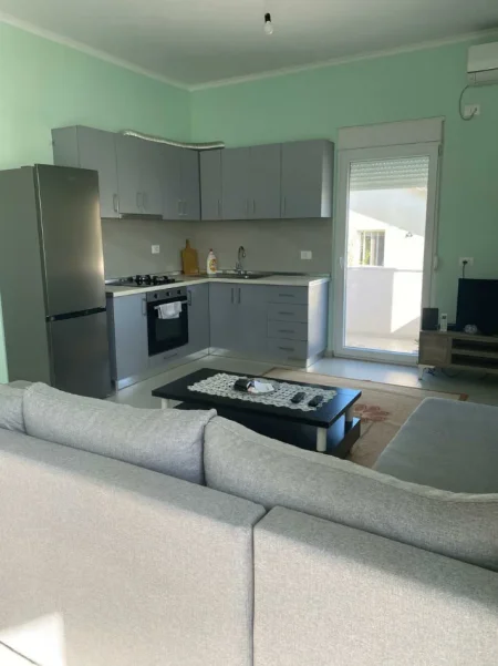 Tirane, jepet me qera shtepi 2+1+Ballkon Kati 3, 70 m² 380 € (rruga kristo kristidhi)