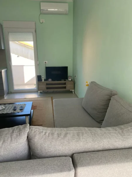 Tirane, jepet me qera shtepi 2+1+Ballkon Kati 3, 70 m² 380 € (rruga kristo kristidhi)