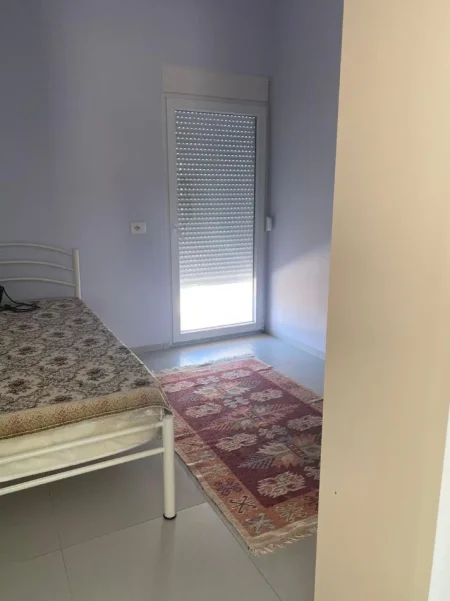 Tirane, jepet me qera shtepi 2+1+Ballkon Kati 3, 70 m² 380 € (rruga kristo kristidhi)