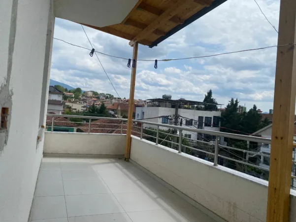 Tirane, jepet me qera shtepi 2+1+Ballkon Kati 3, 70 m² 380 € (rruga kristo kristidhi)