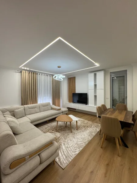 Korce, jepet me qera apartament 2+1+Ballkon Kati 1, 102 m² 400 € (Korce Rruga Midhi Kostani)