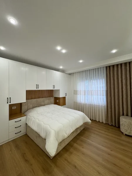 Korce, jepet me qera apartament 2+1+Ballkon Kati 1, 102 m² 400 € (Korce Rruga Midhi Kostani)